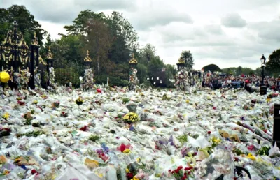 Os britânicos despediram-se da Princesa Diana de Gales deixando um mar de flores em frente ao palácio de Kensington, em Londres,. Crédito: Maxwell Hamilton , Creative Commons Attribution 2.0 Generic license.