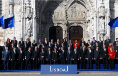 Homens e mulheres vestidos formalmente posam para uma fotografia de grupo em frenteao Mosteiro dos Jerónimos, em Lisboa. Crédito European Union_2007