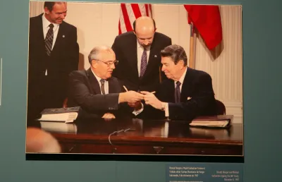 Na Cimeira de Washinton, o Presidente Russo Mikhail Gorbahev e o Presidente dos EUA Ronald Reagen assinam o primeiro grande acordo de eliminação de armas nucleares e convencionais da Guerra Fria. Crédito: Shutterstock.