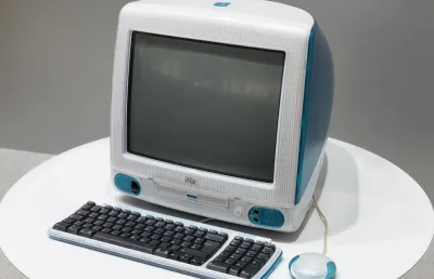Imagem de um computador portátil o iMac, lançado em 1998, em cima de uma mesa. Crédito: Shutterstock