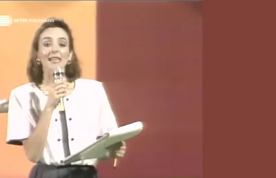 Uma mulher apresenta um programa de televisão, os Jogos sem Fronteiras, em 1989.  Crédito: Captura de frame RTP Memória.