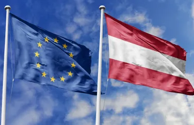 A bandeira da Áustria hasteada junto à bandeira da União Europeia. Crédito: Shutterstock