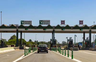 Um automóvel passa as portagens de uma autoestrada usando a Via Verde,  rede integrada de portagens eletrónicas sem paragem. Crédito Shutterstock.