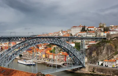 vista do casario que se ergue numa das margens do rio Douro, no Porto. Crédito: Canva
