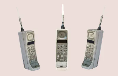 Imagem de três versões antigas de telemóveis.  Crédito: Shutterstock