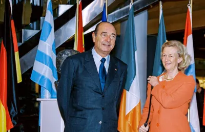 Um homem e uma mulher vestidos de forma formal, o Presidente francês Jacques Chirac e a presidente do Parlamento Europeu, Nicole Fontaine, em 2000. Crédito da imagem © European Union