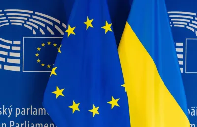 Bandeira azul com estrelas da Uinão Europeia e bandeira da Ucrânia lado a lado. Crédito: Canva