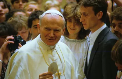 Imagem de um homem, com vestes brancas e solidéu, o Papa joão Paulo II.  Crédito: Shutterstock.