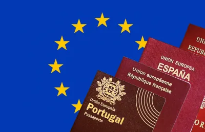 Passaportes de Portugal, Espanha e França sobre a bandeira da União Europeia.  Crédito: Shutterstock