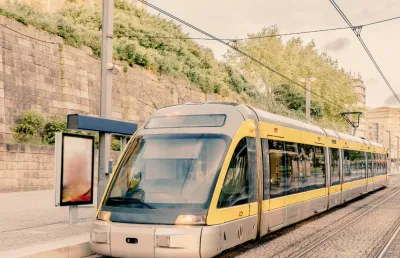 Carruagem do metro do Porto circulando à superfície. Canva