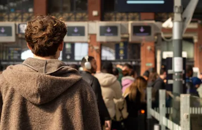 Jovem rapaz de costas numa estação de comboios em França.  Crédito: Shutterstock