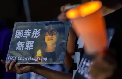 Imagem de pessoas empunhando velas e fotografias dos que morreram na manifestação da Praça Tiananmen, na China. Crédito: Shutterstock.