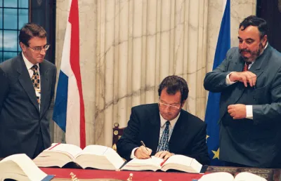 No Palácio Real de Amesterdão, ministros dos Negócios Estrangeiros dos estados-membros assinaram o Tratado de Amesterdão. Crédito: © European Union, 2026, 