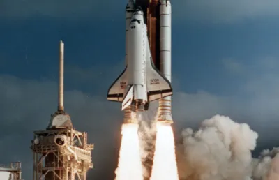 Imagem da descolagem de uma vaivém espacial da Nasa, que transportava o telescópio Hubble.  Crédito: NASA/ESA