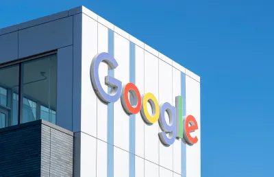 Logotipo da google no topo de um edifício. Créditos: JHVEPhoto
