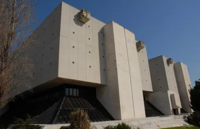 Imagem de um grande edifício de pedra, o arquivo nacional da Torre do Tombo. Crédito:  Página do Facebook dos Arquivos da Direção-Geral do Livro, dos Arquivos e das Bibliotecas