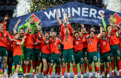 Cristiano Ronaldo e os colegas a erguerem um troféu com o texto "winners 2024/2025" em destaque. Créditos: Mikolaj Barbanell