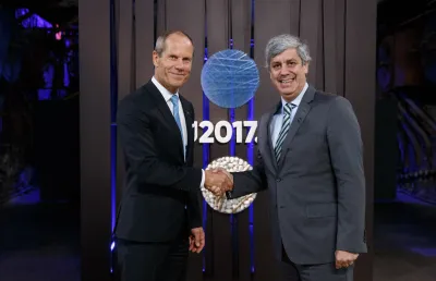 Dois homens a dar um aperto de mão enquanto posam a sorrir para a câmara. Atrás, a data "2017" destacada. Créditos: EU2017EE Estonian Presidency