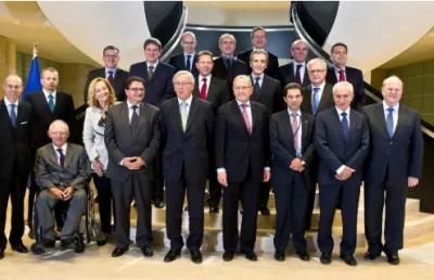 Imagem de vários homens e uma mulher, os ministros das Finanças de países da Zona Euro passaram a integrar o Conselho de Governadores.  Crédito: European Union.