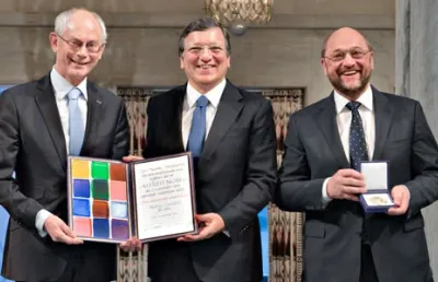 Re3 homemns, representantes das hierarquia da União Europeia, recebem o Prémio Nobel da Paz em 2012. Crédito:  © The Nobel Foundation 2012. Photo: Ken Opprann