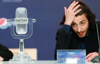 Em primeiro plano, o troféu da Eurovisão 2017 e o texto "Portugal", em segundo plano, o cantor (Salvador Sobral) de mãos na cabeça. Créditos: LightField Studios
