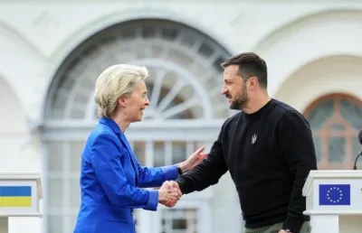 Uma mulher e um homem apertam as mãos em cumprimento,  a presidente da Comissão Europeia Ursula von der Leye e o presidente ucrâniano  Volodymyr Zelensky. Crédito: European Commissio website