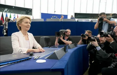 Uma mulher sentada na Comissão Europeia (Ursula von der Leyen) a ser fotografada. Créditos:  CC-BY-4.0: © European Union 2019 – Source: EP