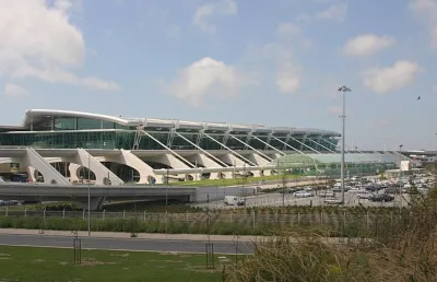 Imagem do edifício em cimento do aeroporto Frnacisco Sá Carneiro, no Porto. Crédito: Pedroshin at English Wikipedia.