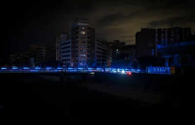 Uma cidade às escuras com a luz dos carros que andam na estrada. Créditos: Eduardo Frederiksen