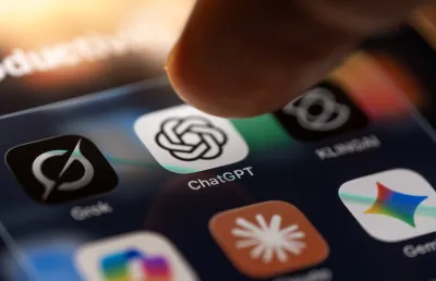 Um dedo prestes a carregar na aplicação chatgpt no telemóvel. Créditos: Stockinq