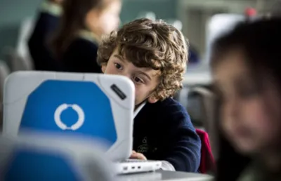 Imagem de um computador portátil azul e branco produzido em Portugal, o magalhães. Crédito:  jp.ik