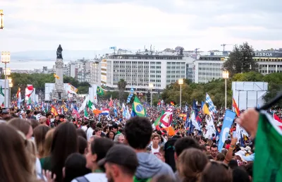 Milhares de jovens de todo o mundo reunidos no Parque Eduardo VII. Créditos: igordeaboim