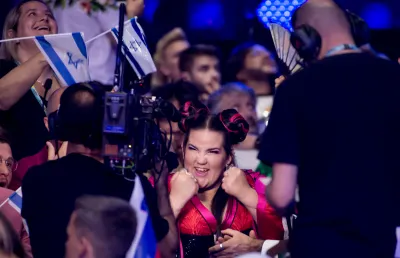 Uma mulher jovem, rodeada de fotógrafos e câmaras de televisão. A israelita Netta Barzilai vence o Festival da Eurovisão, realizado em Lisboa. Crédito: Shutterstock