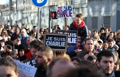 Milhares de pessoas em Paris unem-se em defesa da liberdade de Expressão depois do ataque a jornalistas do «Charlie Hebdo». Crédito: Shutterstock.