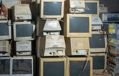 Computadores antigos, empilhados uns sobre os outros. Crédito: Shutterstock