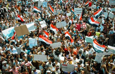 Uma multidão de pessoas agitando bandeiras na Praça da Liberdade, na cidade iemenita de Taiz, durante a Revolução da Primavera Árabe de 2011.Crédito: Shutterstock 