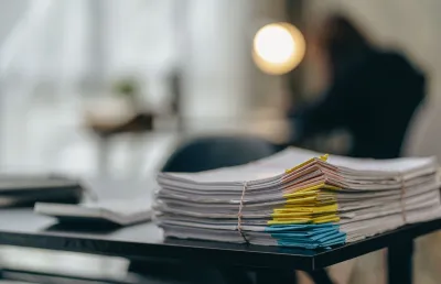 Numa mesma amontoam-se pilhas de papeis. Crédito. Shutterstock.