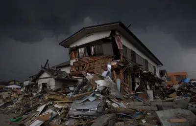 Destroços de uma casa empilhados sobre automóveis, madeiras e lixo na sequência do  terramoto e do tsunami no Japão que provocaram o acidente nuclear de Fukushima. Crédito: Shutterstock 