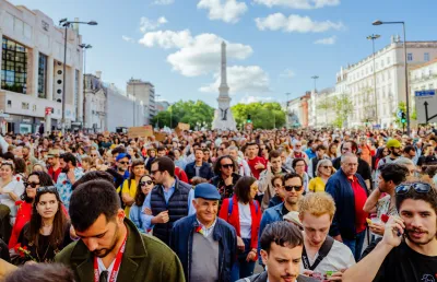 Milhares de pessoas, de todas as idades, reuniram-se na Avendia da Liberdade em Lisboa para assinalar os 50 anos do 25 de Abril de 1974. Crédito: Shutterstock.