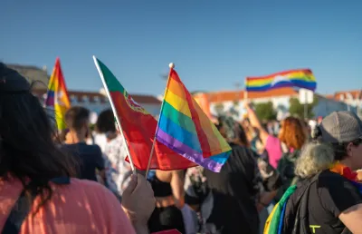 Imagem de duas bandeiras durante uma manifestação pelos direitos da comunidade lGBT, em Portugal. Crédito: Shutterstock