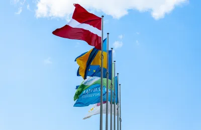 Bandeira da Letónia, junto de outras bandeiras da União Europeia. Crédito: Shutterstock