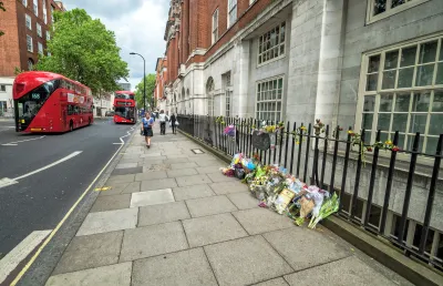 ramos de flores depositados no chão de uma rua de Londres, onde ocorreram ataques à bomba em 2005.