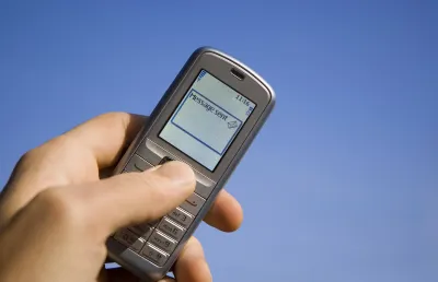 Imagem de um telemóvel retro com a informação de mensagem enviada. Crédito: Shutterstock 