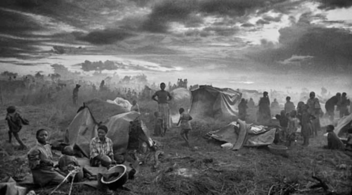 Imagem do fotógrafo Sebastião Salgado do campo de refugiados ruandês de Benako, na Tanzânia (1994)