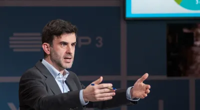 8. Mas é possível dissociar a dívida pública da dívida dos privados: banca, empresas ou famílias? A dívida do Estado “está intrinsecamente ligada” à dos privados, diz Paes Mamede. “A montante da culpa dos bancos temos de pensar que foram os governos que decidiram conduzir a uma privatização tão acelerada [do sector financeiro]”, recorda. Para Fernando Alexandre a forma como o Estado cresceu também arrastou as famílias e as empresas. “Grande parte do endividamento na construção está nas parcerias público- pr
