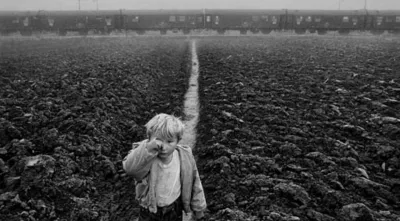 Imagem do fotógrafo Sebastião Salgado de um campo de refugiados na Croácia