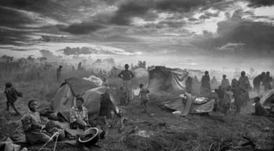 Imagem do fotógrafo Sebastião Salgado do campo de refugiados ruandês de Benako, na Tanzânia (1994)