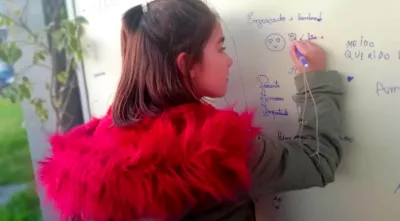 Menina a aprender
