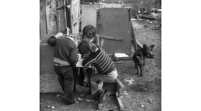 Imagem de crianças a estudar na rua. Lisboa 1981. Crédito: Nuno Félix da Costa.