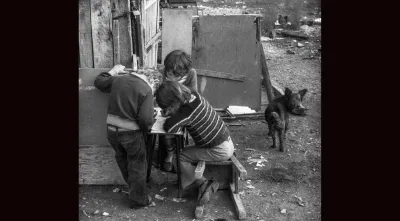 Imagem de crianças a estudar na rua. Lisboa 1981. Crédito: Nuno Félix da Costa.